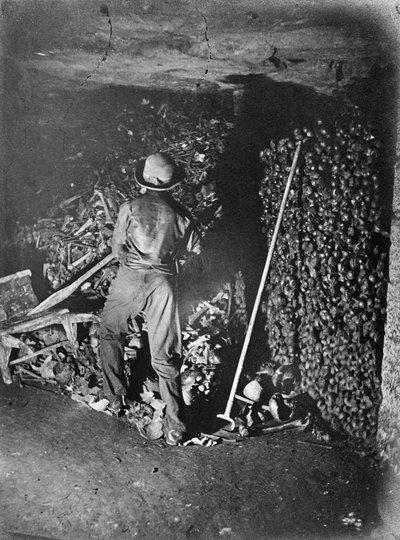 Interieur van de Catacomben, Parijs, 1861 door Nadar